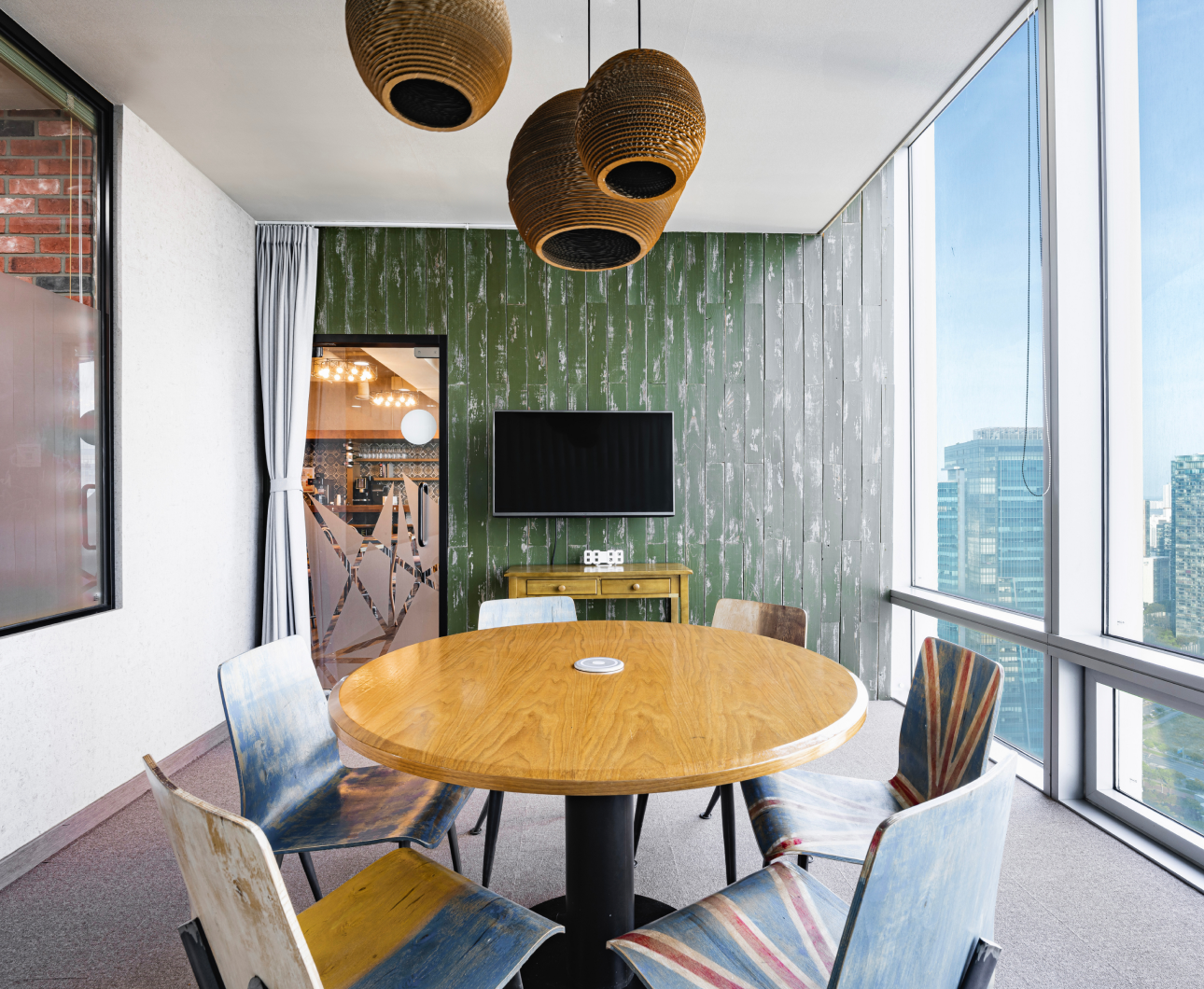 [송도 센트로드점] Pinterest (6인실) | 인천 1호선 국제업무지구역과 직결된 센트로드 빌딩에 위치해 있으며 인천대교를 한눈에 담는 탁 트인 전망의 프리미엄 회의 공간입니다.