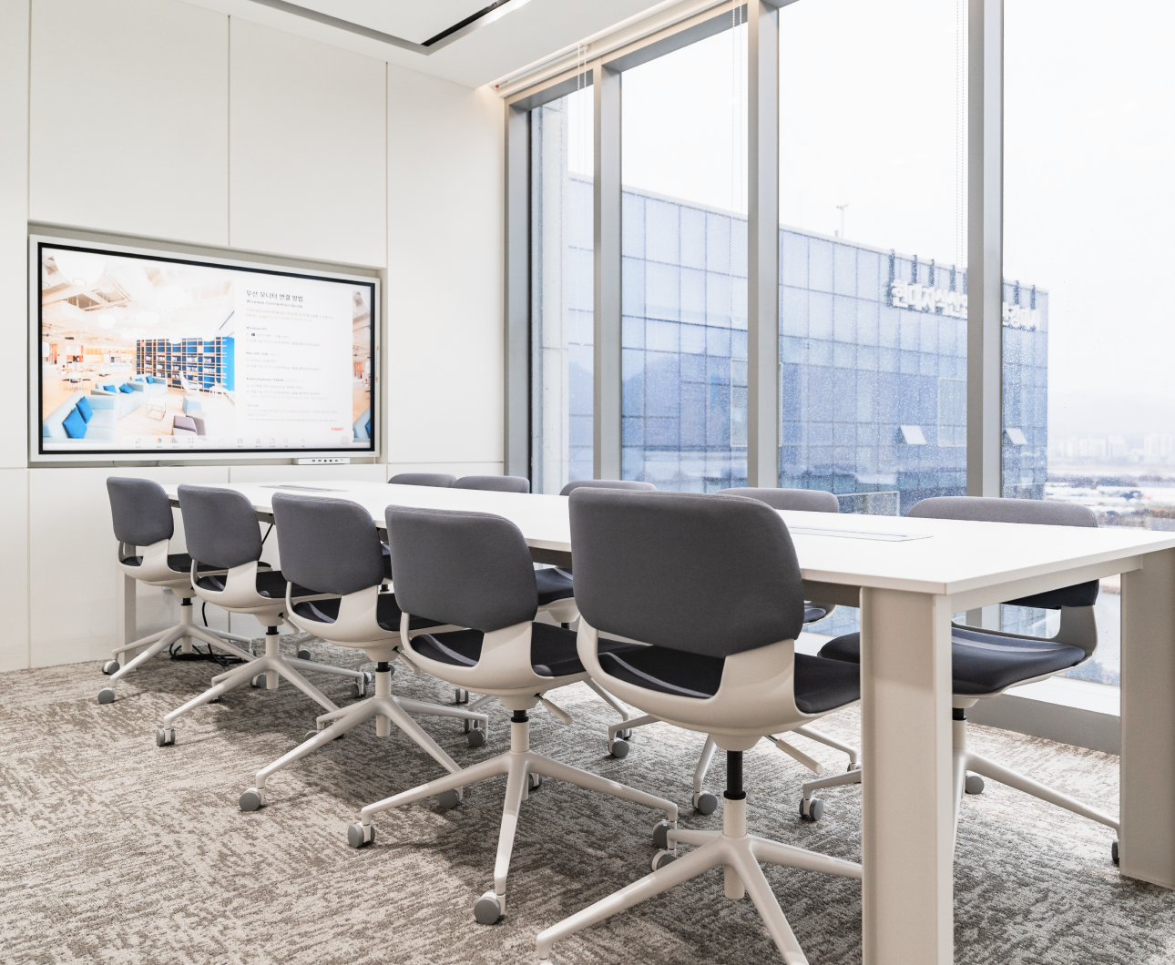 [하남 미사점] Meeting Room 1 (10인실) | 하남 조정경기장과 한강 전망을 한눈에 담은 미사 회의실로, 쾌적한 환경에서 비즈니스 미팅이나 프레젠테이션을 진행하기에 적합합니다.