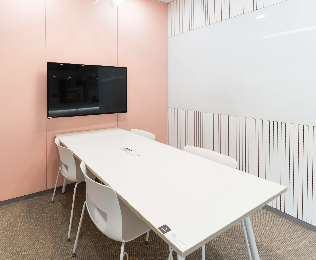 [송도 포스코타워점] Slack (4인실) | 인천 포스코타워 26층에 위치해 있으며 프라이빗한 비즈니스 미팅을 위한 최대 4인 이용 가능한 인천 회의실입니다.