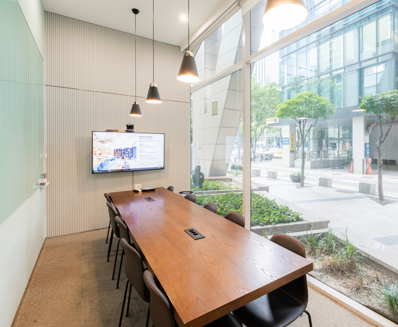 [삼성점] 110 (10인실) | 포스코사거리 인근 삼성역 회의실로, 지하철 도보 5분 거리의 뛰어난 접근성과 깔끔한 시설을 갖춘 실속 있는 강남 회의 공간입니다.